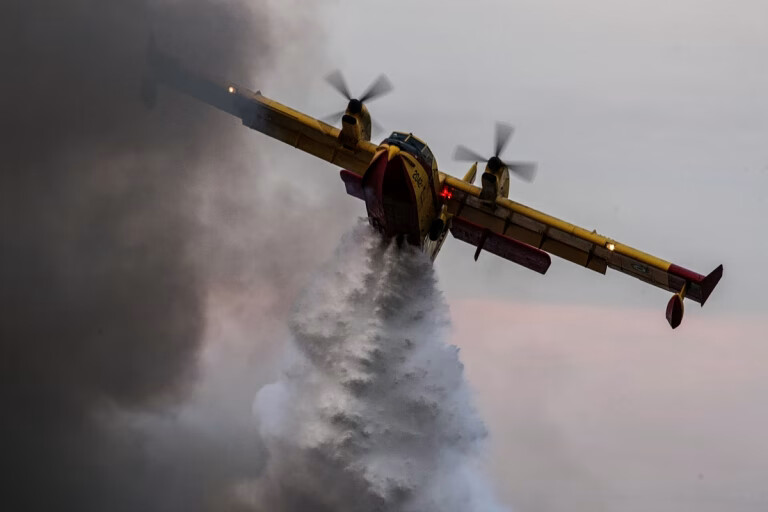 Φωτιά στη Φθιώτιδα: Σηκώθηκαν 12 εναέρια, ήχησε το 112 για απομάκρυνση των κατοίκων από δύο περιοχές