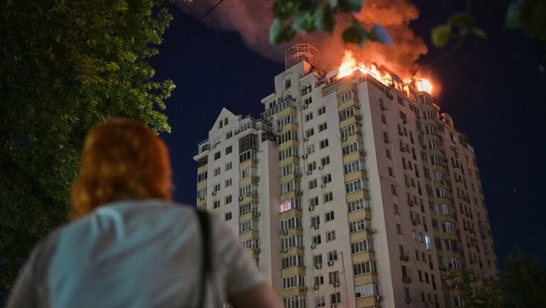 Νύχτα κόλασης στο Κίεβο: 13 νεκροί και πάνω από 80 τραυματίες σε μπαράζ ρωσικών επιθέσεων