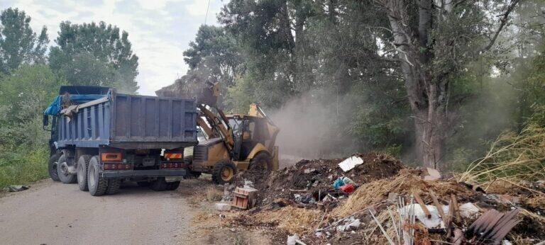 Εργασίες απομάκρυνσης ογκωδών αντικειμένων  και απορριμμάτων στην Καρδιτσομαγούλα (ΦΩΤΟ)