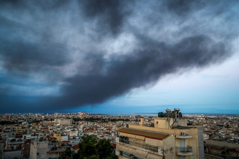 Κάτω από πέπλο τοξικού νέφους η Θεσσαλονίκη λόγω της φωτιάς στο Ωραιόκαστρο