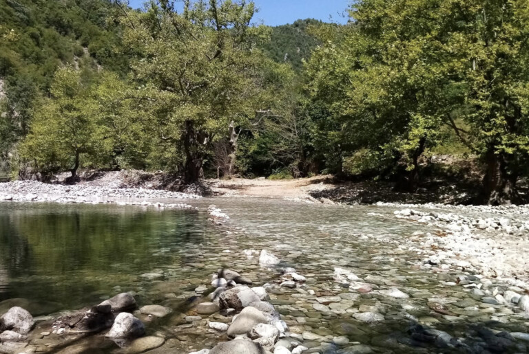 Καθαρίστηκε και ενώθηκε ξανά προσωρινά ο Παραμεγδόβιος, πάγιο αίτημα η γέφυρα και η ασφαλτόστρωση των 19 χιλιομέτρων