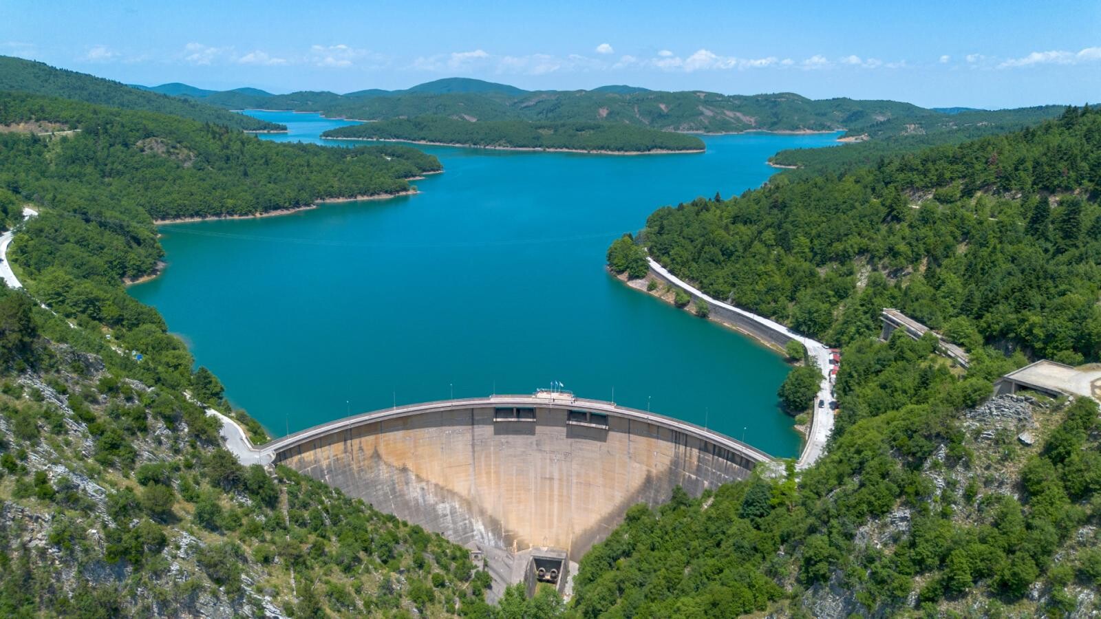 Ο δρόμος που περνάει πάνω από την πιο όμορφη λίμνη της Ελλάδας βρίσκεται στη Θεσσαλία