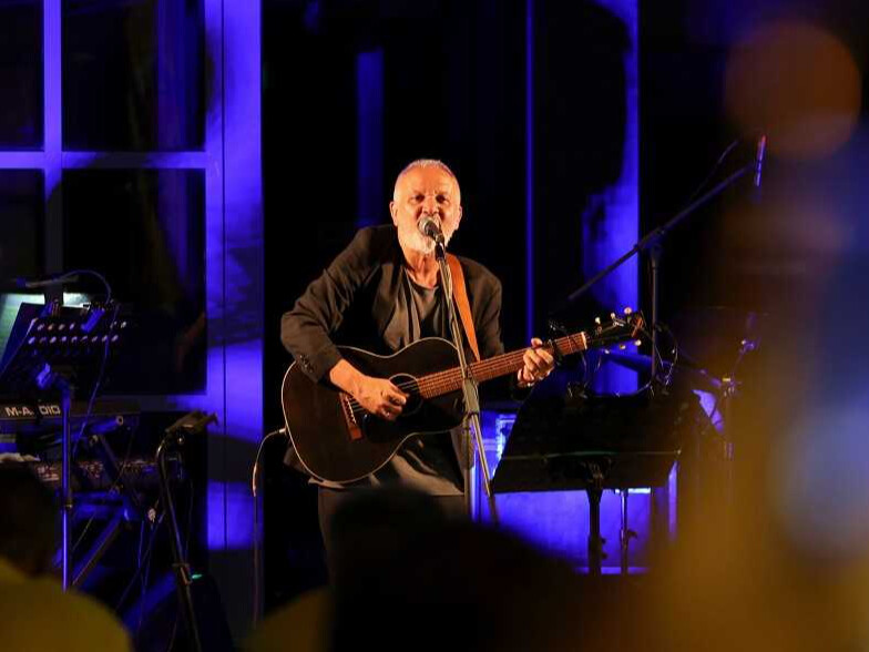 Μαγική βραδιά στη Λάρισα: Ο Χρήστος Θηβαίος «γέμισε» τη Δημοτική Πινακοθήκη σε συναυλία της Περιφέρειας