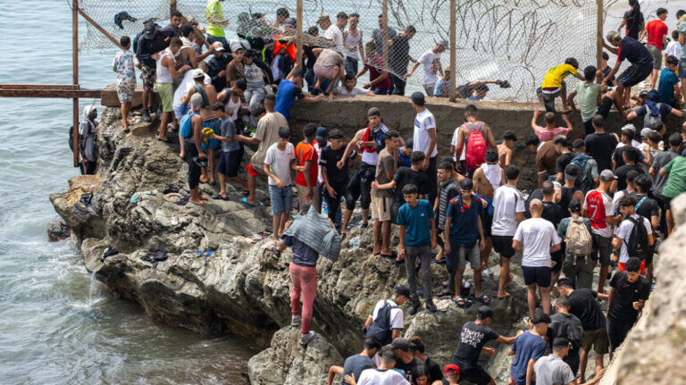 Στην ισπανική κυβέρνηση ρίχνει την ευθύνη το Μαρόκο για τη μαζική εισβολή στη Θέουτα