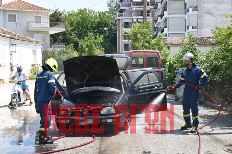 Στις φλόγες τυλίχθηκε αυτοκίνητο στο κέντρο της Καρδίτσας (ΦΩΤΟ & ΒΙΝΤΕΟ)