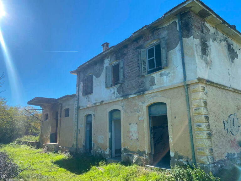 Αναμνηστική στήλη για τους πεσόντες αντιστασιακούς  στη μάχη του Σιδηροδρομικού Σταθμού Φαναρίου το '44