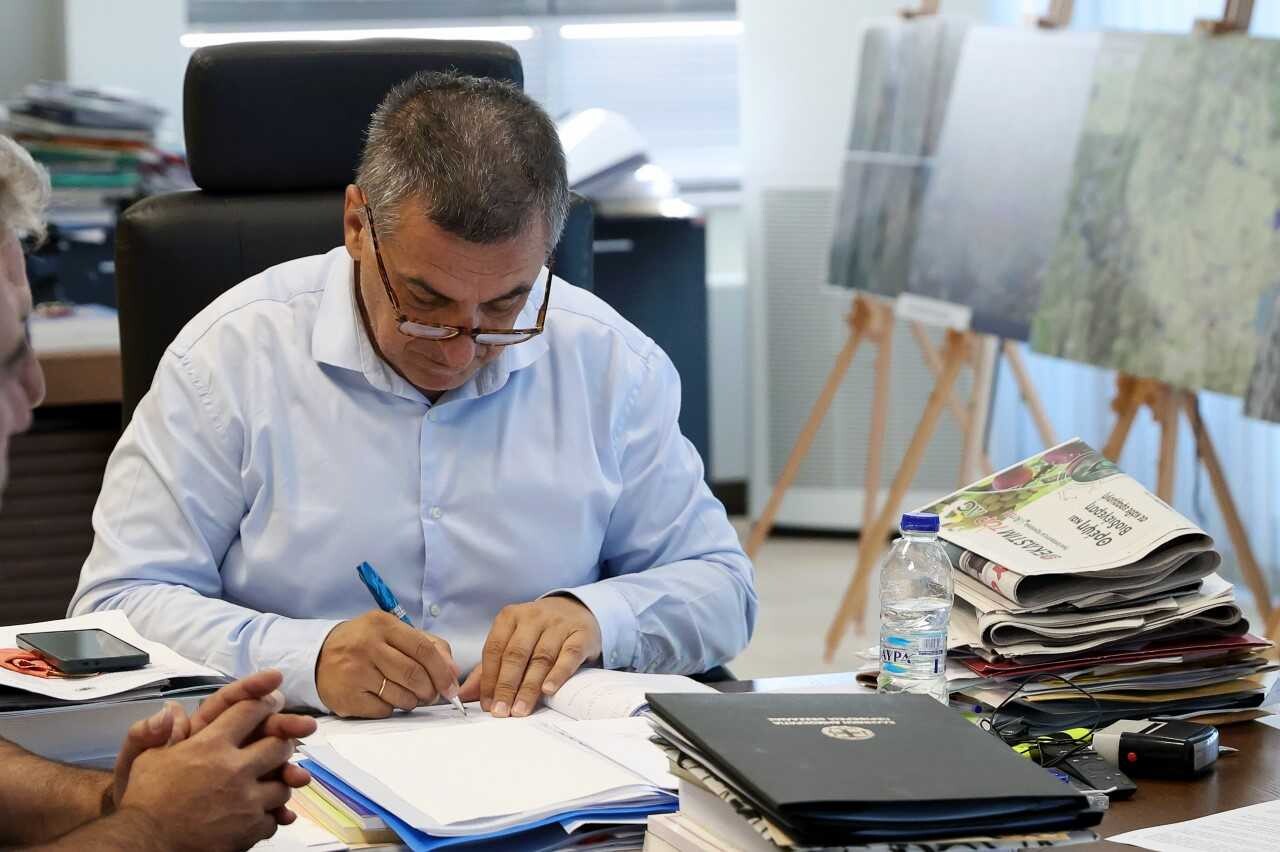 Υπογράφηκε η σύμβαση για την ολοκλήρωση της Παράκαμψης Συκεώνας: Στα 9,19 εκατ. ευρώ η νέα σύμβαση – Σε 18 μήνες η ολοκλήρωση του έργου που συνδέει αποτελεσματικότερα τη Λάρισα και την Καρδίτσα με τον Ε65