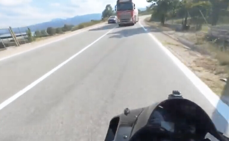 Oδηγός βυτιοφόρου έκανε επικίνδυνη προσπέραση σε τυφλό σημείο στη Λίμνη Πλαστήρα - σε ποιο σημείο έγινε το περιστατικό