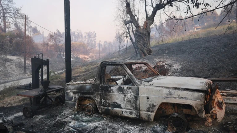 3.500 καμένα στρέμματα, καταστροφές σε σπίτια και αυτοκίνητα από τη φωτιά στη Σίβηρη