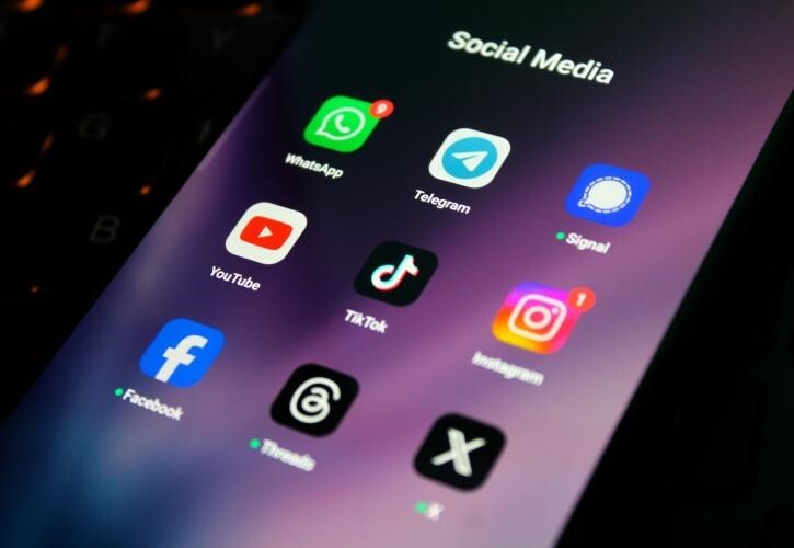 Γαλλία: “Φρένο” στην απαγόρευση των social media για τους κάτω των 15