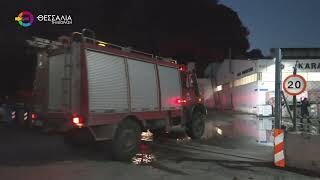 Ολονύχτια μάχη με τις φλόγες στη φωτιά που ξέσπασε σε εργοστάσιο πλαστικών στη Λάρισα