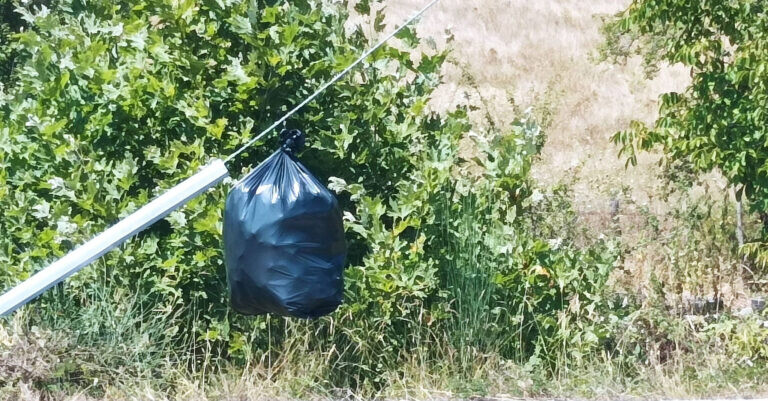 Εκατοντάδες μαύρες σακούλες με σκουπίδια
