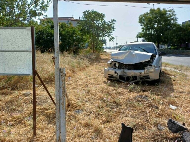 Σοβαρό τροχαίο στην οδό Βόλου έπειτα από σύγκρουση δύο ΙΧ- ένα παιδάκι τραυματίστηκε (ΦΩΤΟ+video)
