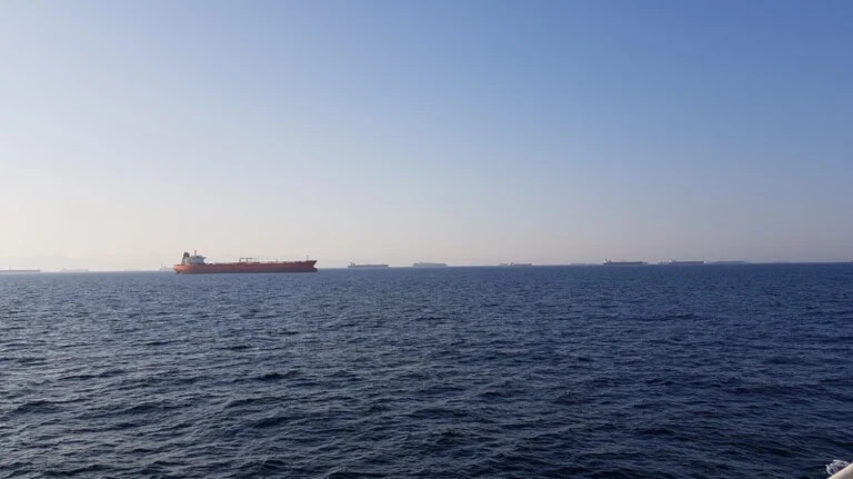 Πάνω από τα 107 δολάρια το πετρέλαιο: Νέο άλμα μετά τις επιθέσεις στο Ορμούζ και το κλείσιμο αγωγού στη Σαουδική Αραβία