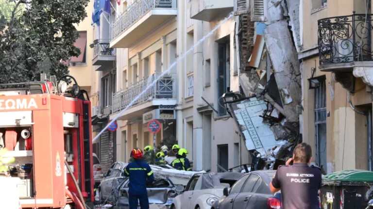Ισχυρή έκρηξη σε κτήριο στην Πλάκα, τραυματίστηκε περαστικός, απεγκλωβίστηκαν δύο γυναίκες