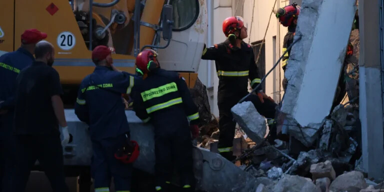 Έκρηξη στην Πλάκα: Αγωνία για τους πέντε αγνοούμενους, νεκρή ανασύρθηκε γυναίκα