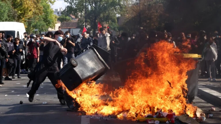 Σχεδόν 2.000 προσαγωγές και 305 τραυματίες αστυνομικοί στις βίαιες μαθητικές κινητοποιήσεις στη Γαλλία