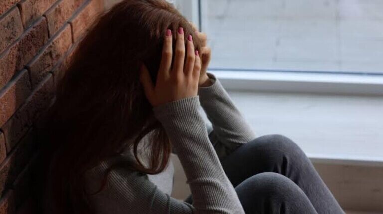 Οκτώ ανήλικα παιδιά επιτέθηκαν στην 13χρονη στη Θεσσαλονίκη, την παρέσυραν σε γήπεδο και τραβούσαν βίντεο όσο τη χτυπούσαν