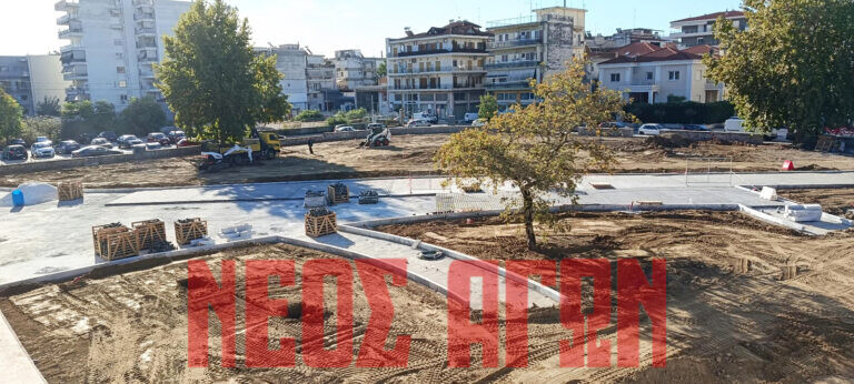 Προχωρούν οι εργασίες στην πλατεία του δημαρχείου στην Καρδίτσα (ΦΩΤΟ)