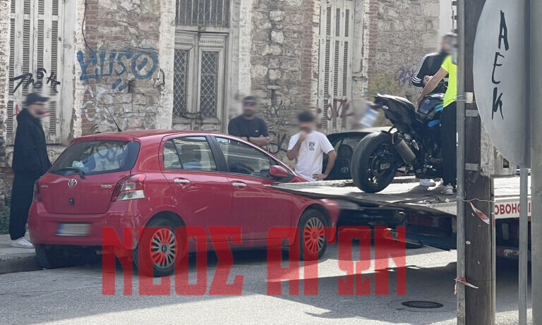 Σύγκρουση ΙΧ με μηχανή στο κέντρο της Καρδίτσας
