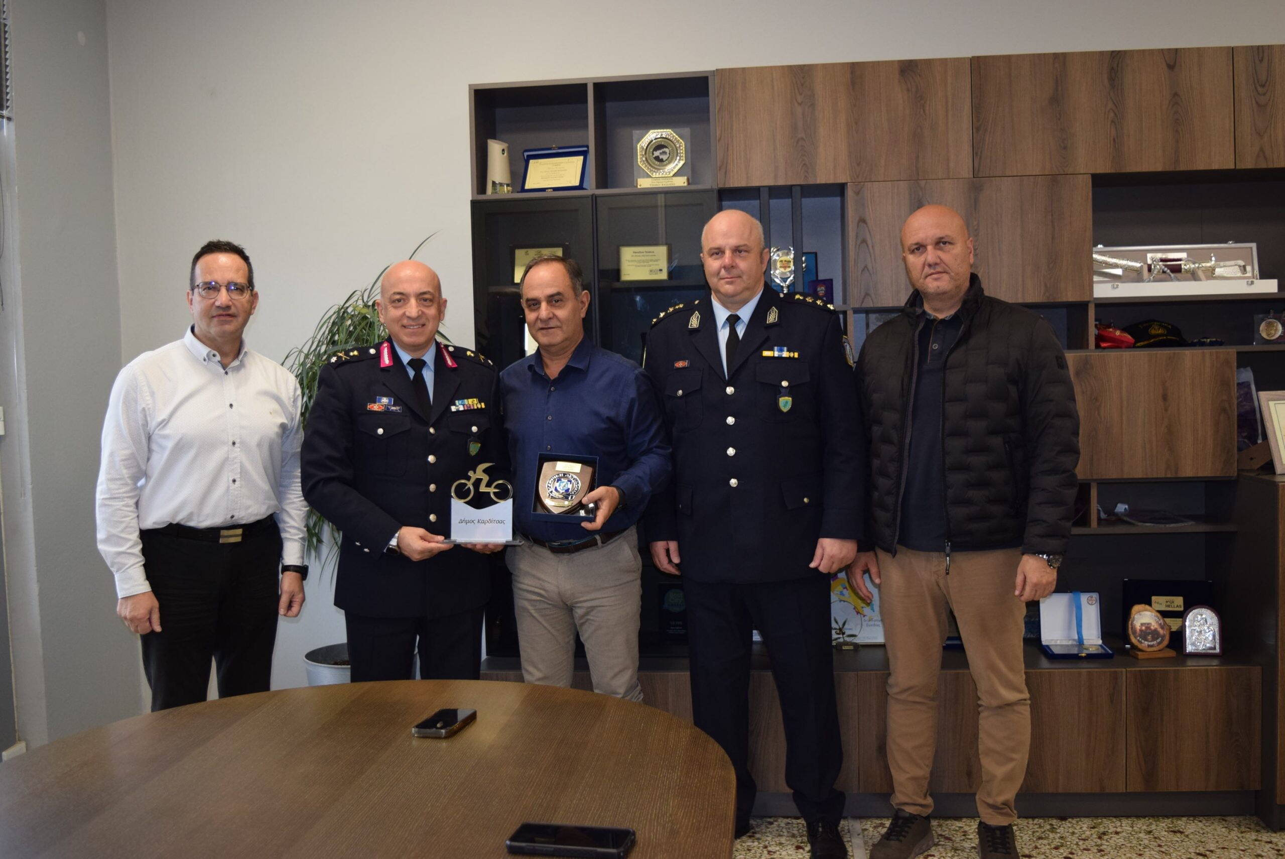 Επίσκεψη του Γ.Α.Δ. Θεσσαλίας ταξίαρχου Γ. Ντιζέ στο δήμαρχο Β. Τσιάκο