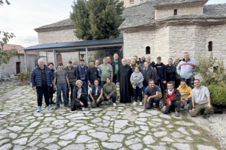 Απίστευτη κινητοποίηση στη Μονή Σπηλιάς 40 εθελοντές κουβάλησαν 40 τόνους ξύλα σε 9 ώρες