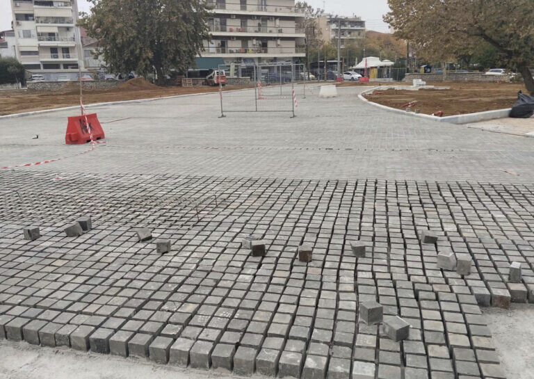Τοποθετούνται οι κυβόλιθοι γρανίτη