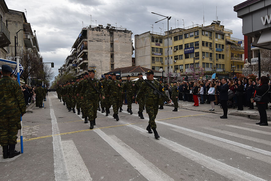 Σημαιοφόροι - παραστάτες Γυμνασίων - Λυκείων και τα Σώματα Ασφαλείας στην παρέλαση της Καρδίτσας