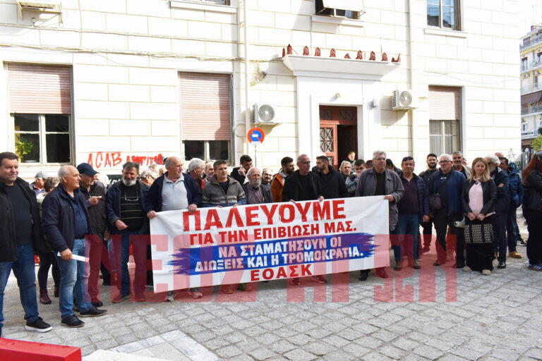 «Όχι στην ποινικοποίηση των αγώνων» φώναξαν αγρότες έξω από τα δικαστήρια της Καρδίτσας (ΦΩΤΟ & ΒΙΝΤΕΟ)